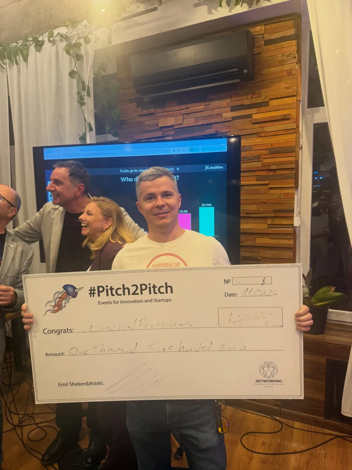 Venvera 创始人在索非亚手持 Pitch2Pitch 一等奖支票，2026 年 5 月